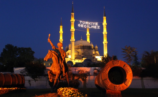 Selimiye Camisi'ne “Türkiye Geçilmez“ yazılı mahya asıldı