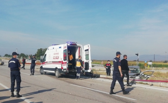 Bursa'da hafif ticari araçla çarpışan otomobilin sürücüsü öldü