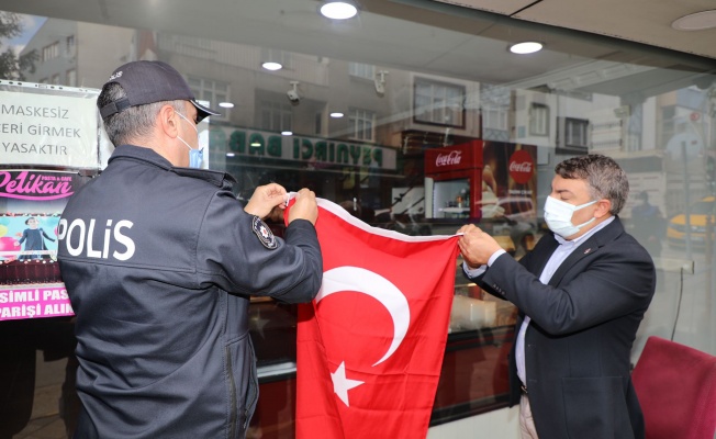 Esnaflara Türk bayrağı dağıttılar