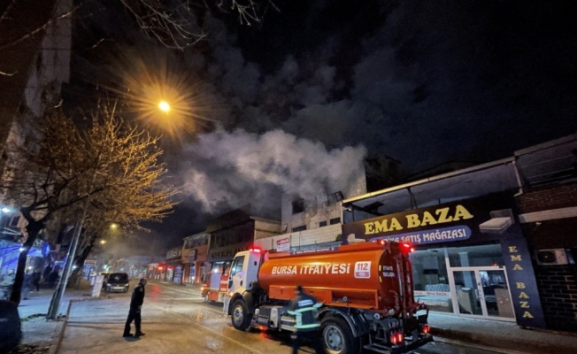 Bursa'da 3 katlı boş binada çıkan yangın söndürüldü