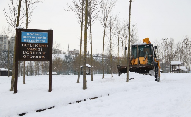 Gebze'de parkların otoparkları kardan temizleniyor