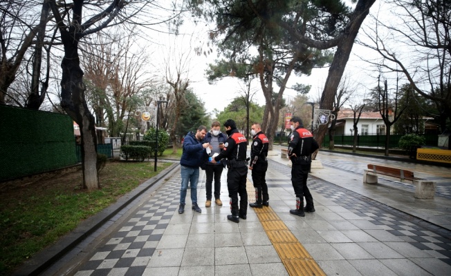 Kırklareli'nde polis ekipleri vatandaşlara maske dağıttı