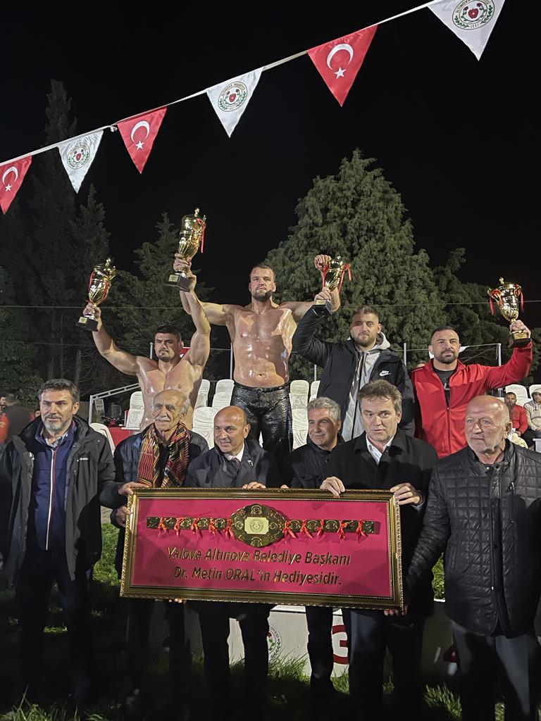 Altınova’da başpehlivanlığı Hüseyin Gümüşalan kazandı