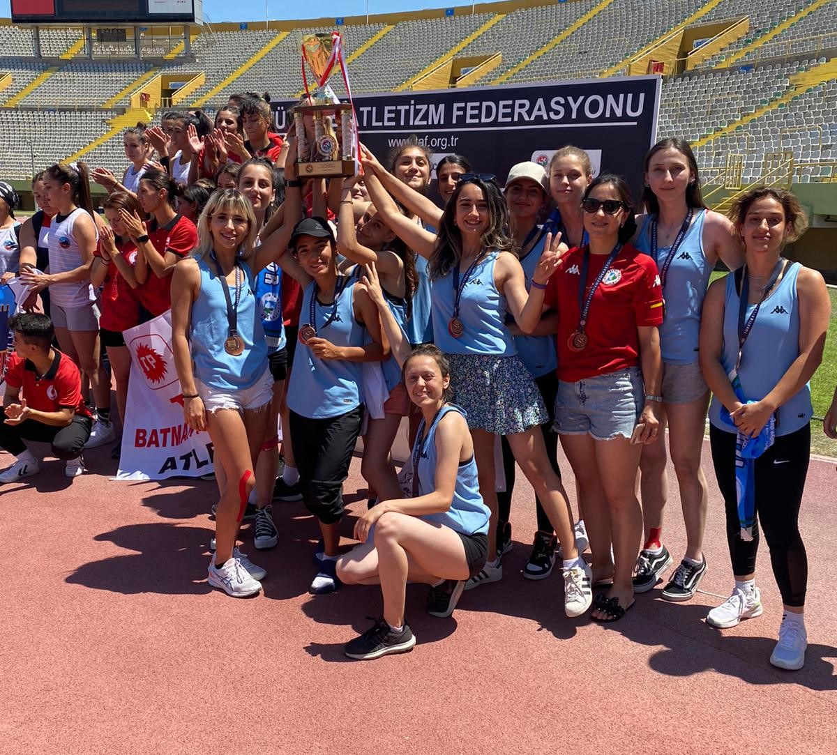 İzmit Belediyesporlu kadın atletler   İzmir’den üç şampiyonlukla dönüyor