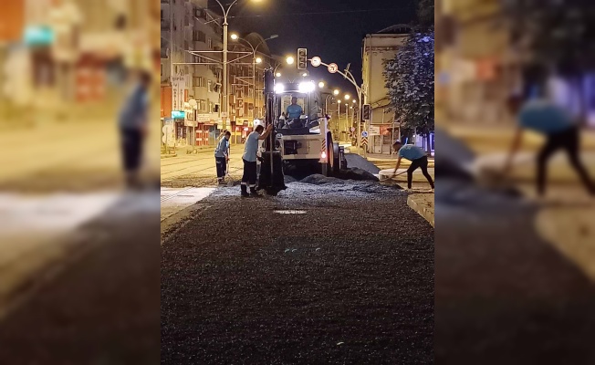 Trafiğe engel olmamak için gece yarısı asfalt