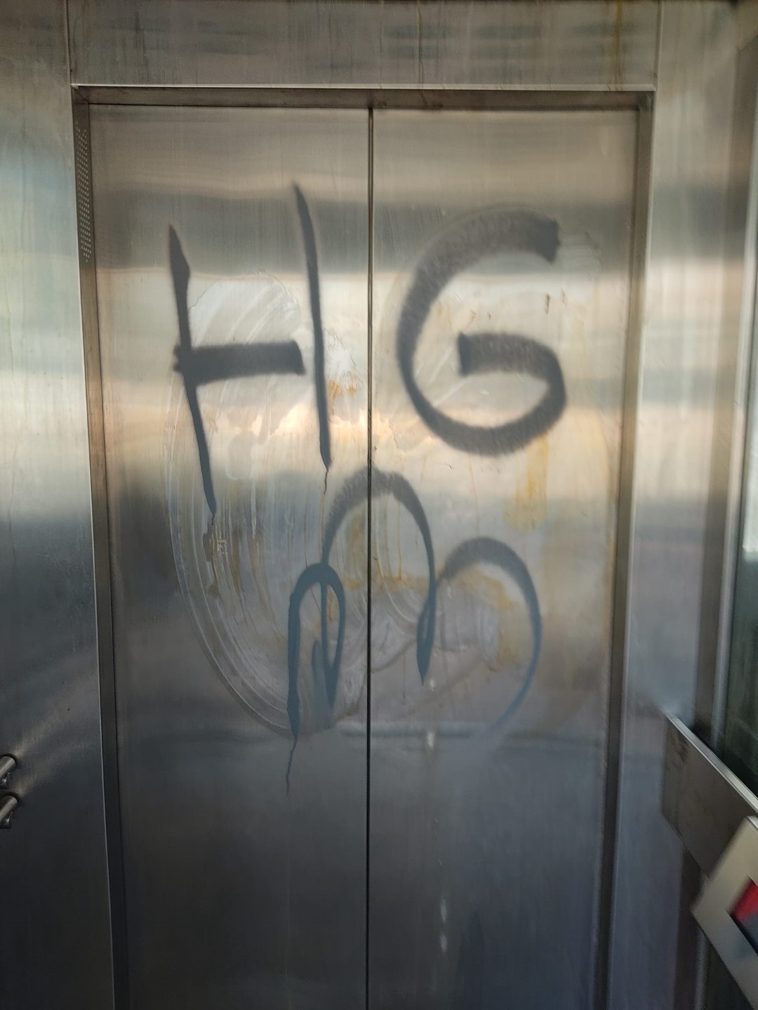 Asansörü boyayıp kapısını tekmelediler!