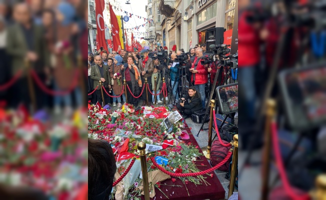 Emlak Kulübü Taksim’e karanfil bıraktı