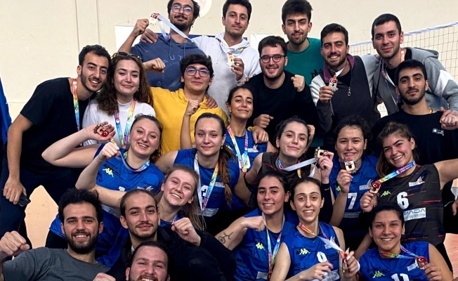 GTÜ Voleybol Takımları Turnuvadan İki Kupayla Döndü