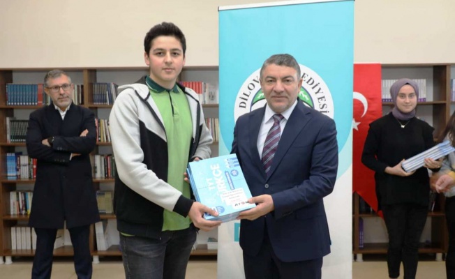 Başkan Şayir TYT ve AYT kaynak kitabı ve soru bankası dağıttı