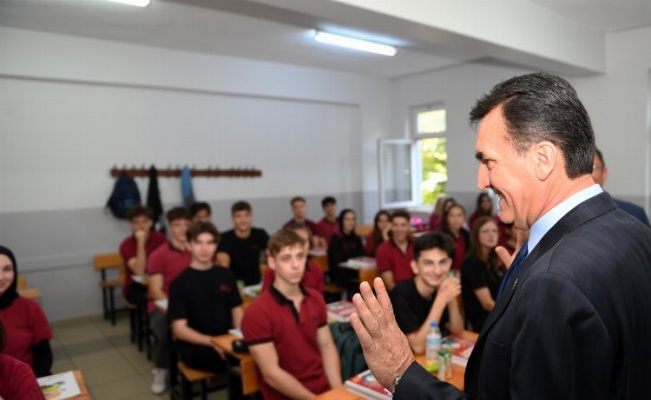 Bursa Osmangazi'de Başkan Dündar yeni haftaya da okulda başladı