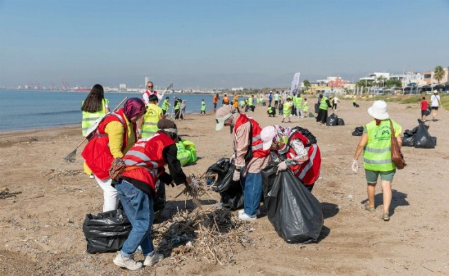 Dünya Temizlik Günü'nde sahilleri temizlediler