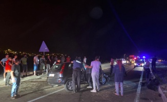 Balıkesir'de 3 aracın karıştığı kazada 4 kişi yaralandı