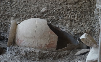 2 bin 400 yıllık pitos mezar bulundu