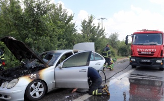 Edirne'de memleketine giden gurbetçinin otomobili tamamen yandı