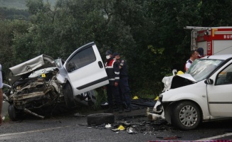 GÜNCELLEME - Bursa'da hafif ticari araç ile otomobil çarpıştı: 4 ölü, 5 yaralı