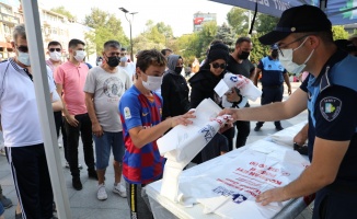 İzmit Belediyesi, kurban poşeti  dağıtıyor