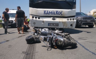 Motosiklet yolcu otobüsünün altına girdi: 2 yaralı
