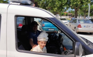 Sakarya'da bir çocuğun polis aracıyla gezme hayali sünnet düğününde yerine getirildi