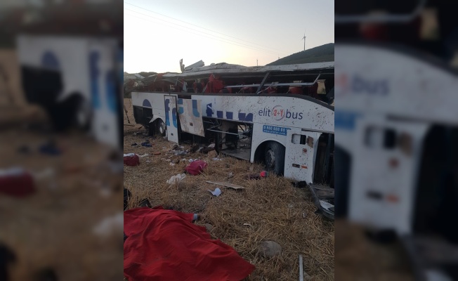 Balıkesir'de yolcu otobüsünün devrilmesi sonucu 14 kişi öldü, 18 kişi yaralandı.