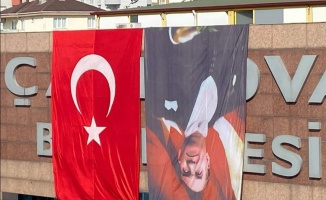 Belediye binasına Atatürk posteri ters asıldı