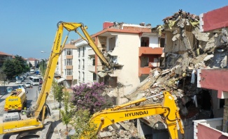 Deprem riski taşıyan 3 blok yıkılmaya başlandı