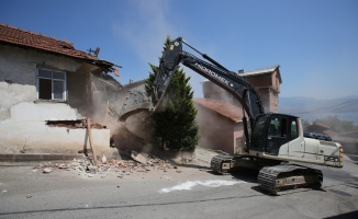 Hasarlı binaların yıkımı devam ediyor