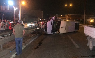 İşçileri taşıyan minibüs devrildi: 7 yaralı