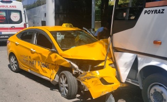 Kamyonet ile taksi çarpıştı: 2 yaralı
