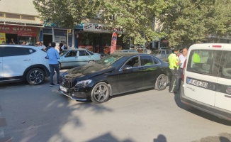 Bursa'da otomobilin yayaya çarptığı anlar güvenlik kamerasına yansıdı