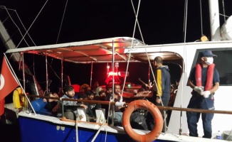 Yelkenli teknede 193 göçmen yakalandı