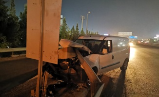 Gebze'de araç bariyerlere saplandı
