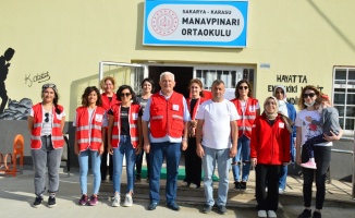 Sakarya'da Türk Kızılay gönüllüleri okulun duvarlarını boyadı