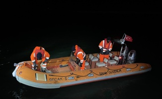 Bottan denize düşen 2 kişiden biri öldü, öteki kayboldu