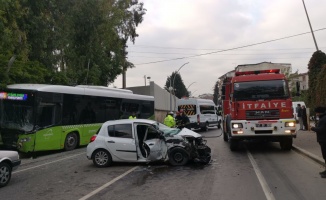 Darıca'da belediye otobüsü ile otomobil çarpıştı:  3 yaralı
