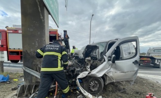 Bariyerlere çarpan araç sürücüsü yaralandı