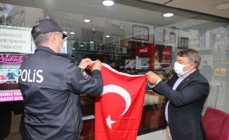 Esnaflara Türk bayrağı dağıttılar