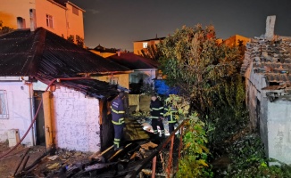 Gebze'de ev  yangını: Biri itfaiye eri 2 kişi  tedavi altına alındı