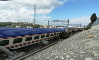 Gebze'de yolcu treninin 2 vagonu raydan çıktı