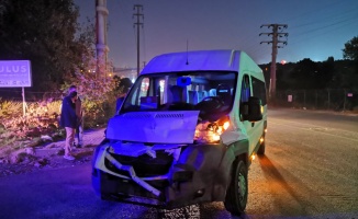 İşçi servisi ile kamyon çarpıştı: 5 yaralı