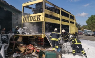 Gebze'de plastik yüklü kamyon yandı