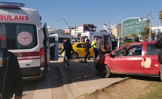 Gebze'de taksi ile otomobil çarpıştı  3 kişi yaralandı