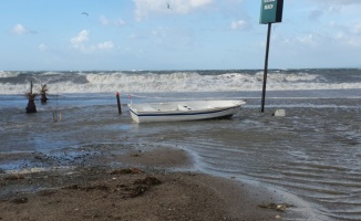 Edremit Körfezi'nde sahil yolunu su bastı