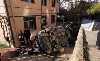 Gebze'de otomobil bahçeye uçtu 3 kişi yaralandı
