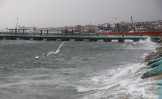 Marmara Denizi'nde etkili olan lodos 2 gündür deniz ulaşımını aksatıyor