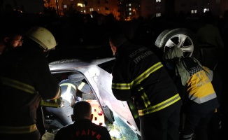 Minibüsle çarpışan otomobilin sürücüsü ağır yaralandı