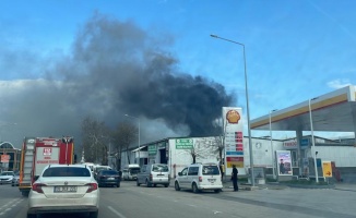 Bursa'da geri dönüşüm tesisinde çıkan yangına müdahale ediliyor
