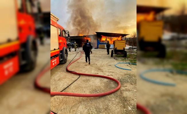 Bursa'da inşaat malzemesi deposunda çıkan yangın hasara yol açtı