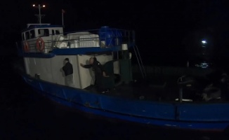 Balıkçı teknesinde 143 düzensiz göçmen yakalandı