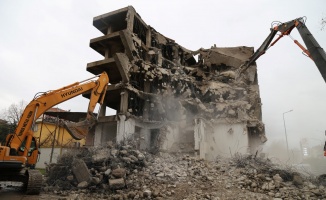 Depremde hasar gören binalar yıkılıyor