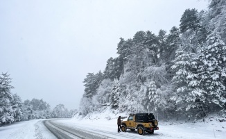 Domaniç-İnegöl kara yolunda kar yağışı etkili oluyor